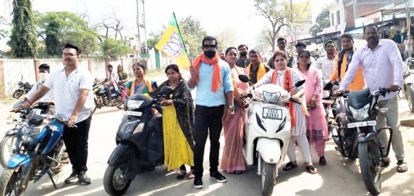 राज्य सरकार ने नहीं घटाया पेट्रोल-डीजल पर वैट, विरोध में भाजयुमो का प्रदर्शन