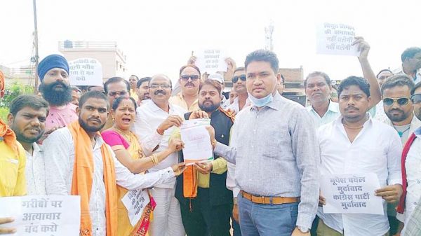 सुरक्षा निधि को माफ  करने भाजयुमो ने बिजली अफसरों को सौंपा ज्ञापन