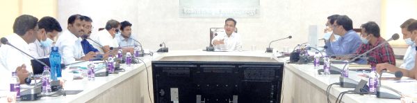  राजस्व अधिकारी संवेदनशीलता से विभागीय कार्य प्रणाली को  संचालित करें-कलेक्टर