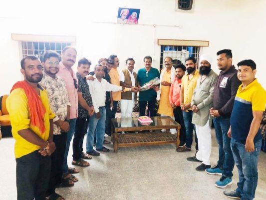 पूर्व पालिकाध्यक्ष गोयल को जन्मदिन की बधाई देने तांता