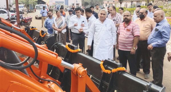  दो नए प्राइम बैकहो लोडर का शुभारंभ किया