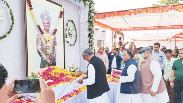 दिग्विजय-अकबर समेत दिग्गजों ने दी देवव्रत को श्रद्धांजलि, तेरहवीं कार्यक्रम में शामिल हुए कांग्रेस और गैरकांग्रेसी