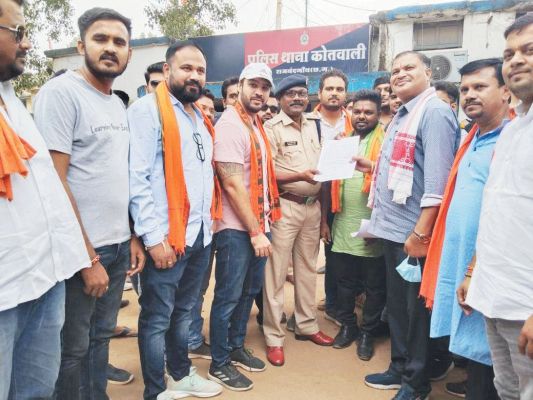 कांग्रेस नेता खुर्शीद पर आपराधिक मामला दर्ज करने पुलिस को ज्ञापन