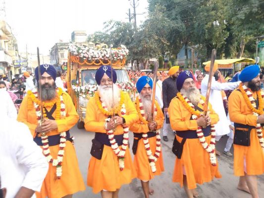 प्रकाश पर्व पर पंज प्यारों की अगुवाई में निकली भव्य शोभायात्रा