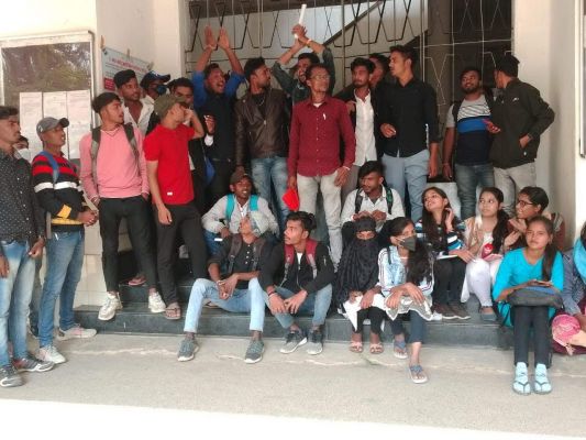 महाविद्यालय में रिक्त सीट को भरने एनएसयूआई ने किया प्रदर्शन