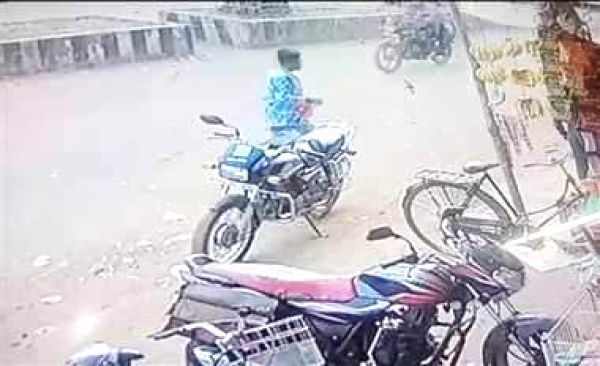 बाइक में रखे 50 हजार पार, सीसीटीवी में चोर कैद