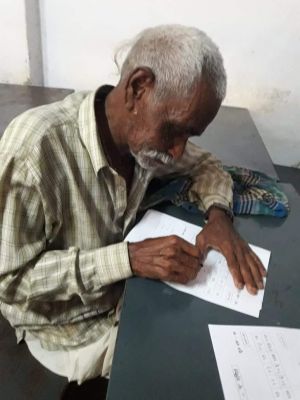 70 वर्षीय कनक ने अंगूठा लगाना छोड़, हाथों में ली कलम