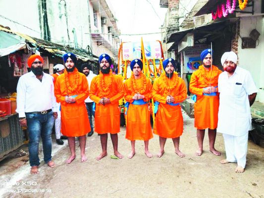 गुरूनानक जयंती की पूर्व संध्या पर भव्य शोभायात्रा
