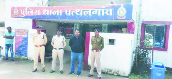 आयकर अफसर बनकर लाखों ठगी, फरार, दूसरा आरोपी गिरफ्तार