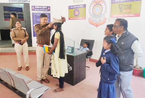 संकल्प की छात्राओं ने किया थाने का भ्रमण, अनिशा बनी टीआई