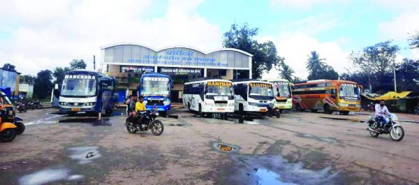 यात्री किराये पर नहीं लग रहा ब्रेक, एजेंट व यात्रियों में रोज हो रहा विवाद