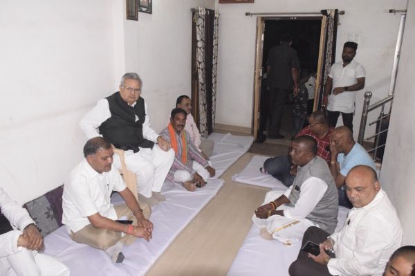 पूर्व सीएम रमन ने मेश्राम के परिजनों से की भेंट