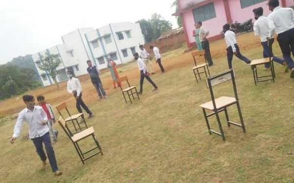 स्कूलों में खेल स्पर्धा-जनजागरूकता कार्यक्रम