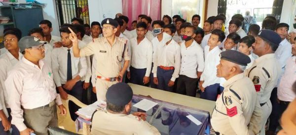 स्कूली बच्चों को कराया थाना भ्रमण, दी कानून की जानकारी