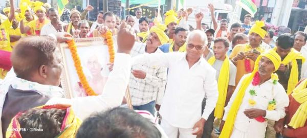 बिरसा मुंडा जंयती पर निकाली रैली