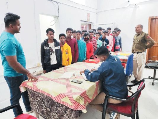 बालक छात्रावास उदयपुर के छात्रों ने किया थाना का भ्रमण, जाना अधिकारों को