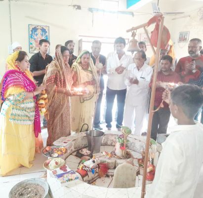 मेयर ने किया शिवजी का जलाभिषेक