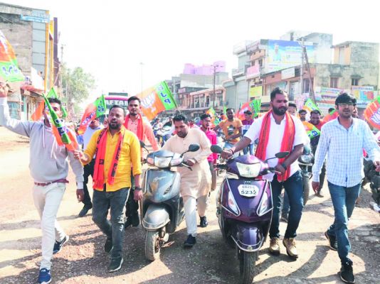 भाजपाइयों ने धक्का यात्रा निकालकर प्रदेश सरकार का किया विरोध