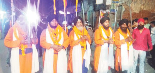 गुरुनानक जयंती पर निकाली शोभायात्रा