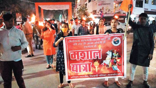 वीरांगना रानी लक्ष्मीबाई की जयंती पर निकाली मशाल यात्रा