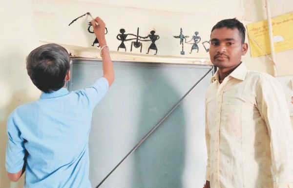 बस्ताविहीन विद्यालय कार्यक्रम शुरू, बच्चों को आकर्षक पेंटिंग एवं चित्रकारी का दे रहे प्रशिक्षण