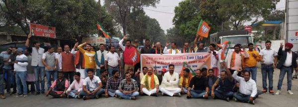राज्य सरकार ने पेट्रोल-डीजल पर नहीं घटाया वैट, भाजपा ने चक्काजाम कर किया विरोध प्रदर्शन