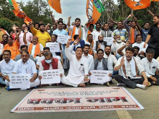 पेट्रोल-डीजल में वैट घटाने भाजपा ने किया चक्काजाम