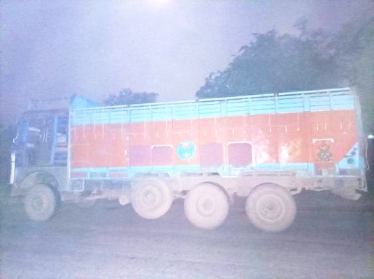 पुलिस की नाकेबंदी देख ट्रक छोडक़र भागे पशु तस्कर, 40 मवेशी जब्त