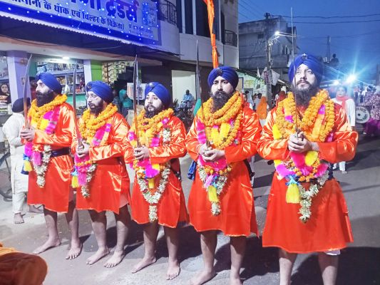 पंज प्यारों की अगुवाई में निकला नगर कीर्तन
