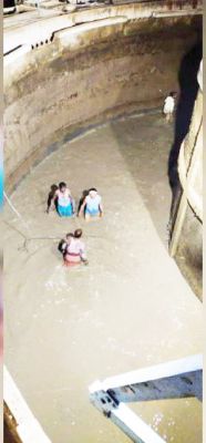 36 घंटे से 50 लोग रतजगा करके कर रहे पानी टंकी सफाई