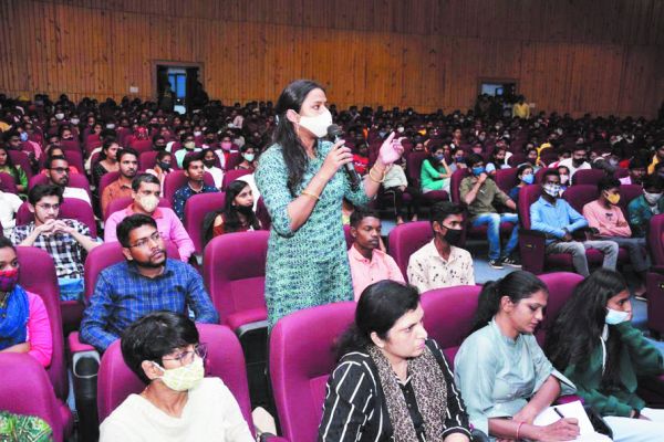 हार्ड वर्क और निरंतर कोशिश सफलता का सबसे बड़ा रास्ता