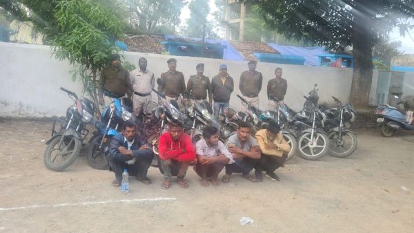 चोरी की आठ बाईक के साथ खरीदार सहित 5 गिरफ्तार