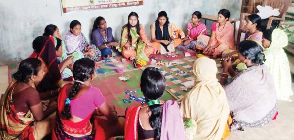 स्व-सहायता समूह बना रहीं ढोकरा राखियां, मिल रहे आर्डर