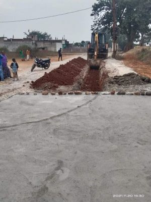 निजी भूमि में बन रही थी सडक़, भूस्वामी ने जेसीबी लगाकर उखाड़ा