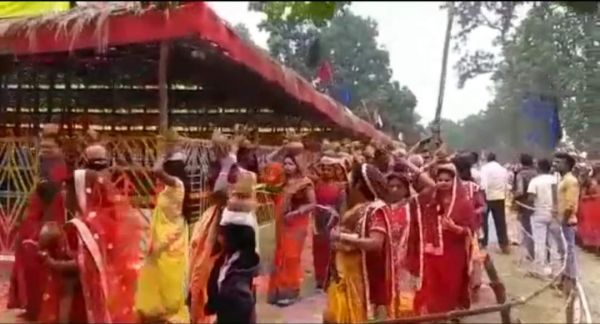 यज्ञ मण्डप परिक्रमा के बाद भव्य कलश यात्रा के साथ श्री गणेश महायज्ञ शुरू