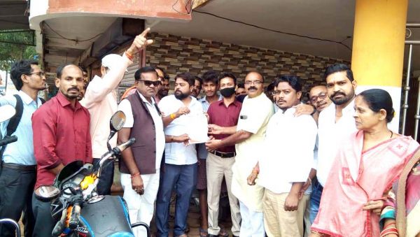 मकान टैक्स आधा करने सीएमओ को भाजयुमो ने सौंपा ज्ञापन