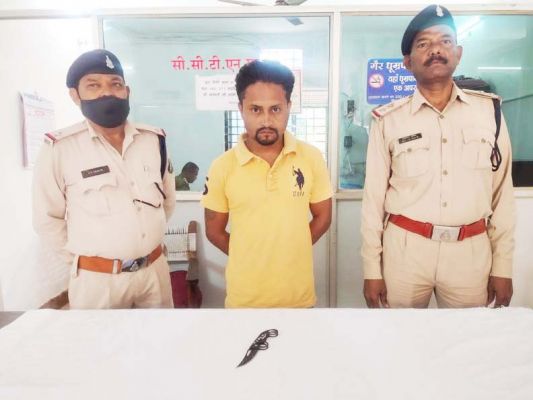 बटन चाकू लेकर घूम रहा युवक पकड़ाया