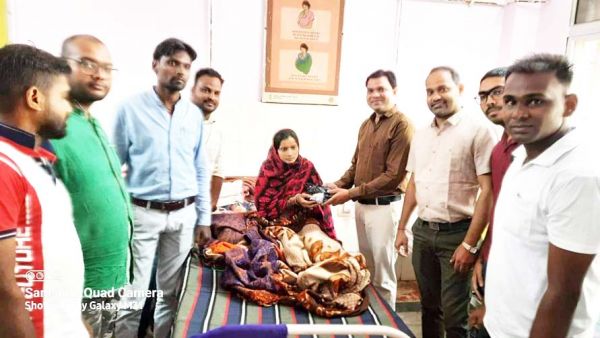 दुर्गादास राठौर की पुण्यतिथि पर अस्पताल में बांटे फल