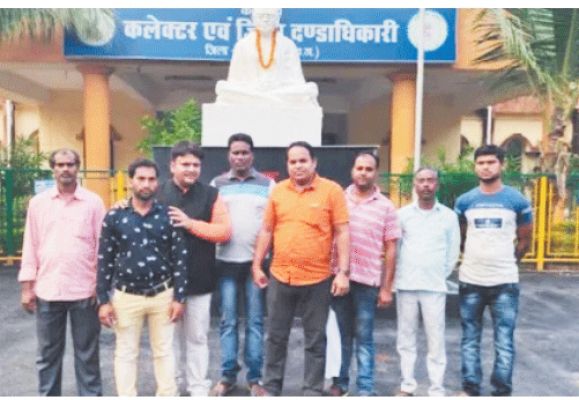  सरपंच व उसके पति के खिलाफ कार्रवाई की मांग, कलेक्टर को ज्ञापन