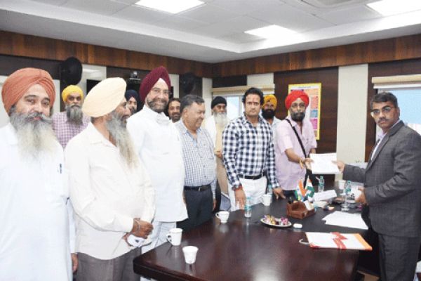 ट्रांसपोर्ट यूनियन के प्रतिनिधि परिवहन आयुक्त से मिले