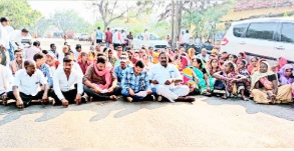 औद्योगिक इकाई पॉवर प्लांट का विरोध: ग्रामीणों ने कलेक्टोरेट घेरा