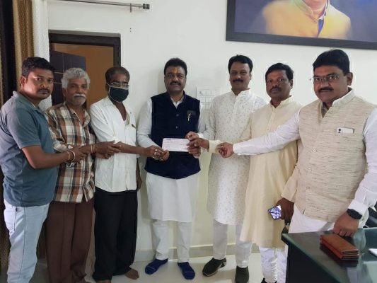 किडनी रोग से पीडि़त युवक को मिली पांच लाख की आर्थिक सहायता