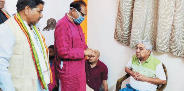 शहीद कर्नल विप्लव त्रिपाठी के घर पहुंचकर स्कूल शिक्षामंत्री ने दी श्रद्धांजलि