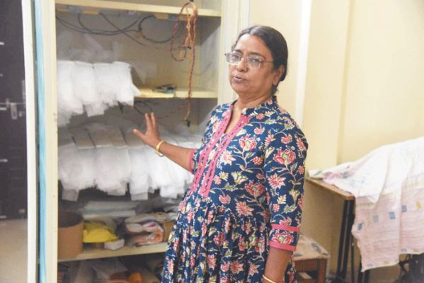 ऋण से खरीदी पैड निर्माण के उपकरण व मशीन की सामग्री, टीम बनाई और बिजनेस की रखी नींव