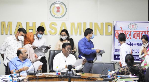 कलेक्टर जनदर्शन में 61 आवेदन