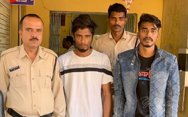 धारदार हथियार लहराने वाले 2 गिरफ्तार
