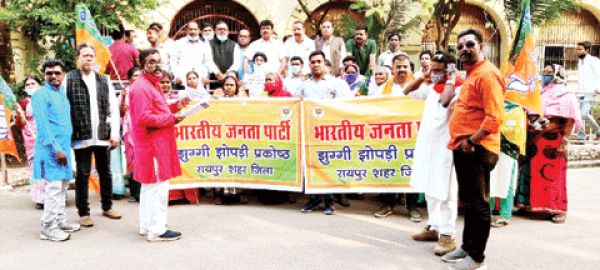  गरीबों के आवास के लिए भाजपा झुग्गी-झोपड़ी प्रकोष्ठ ने किया प्रदर्शन