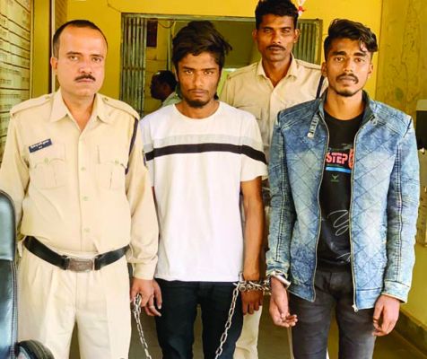 धारदार हथियार लहराने वाले 2 गिरफ्तार