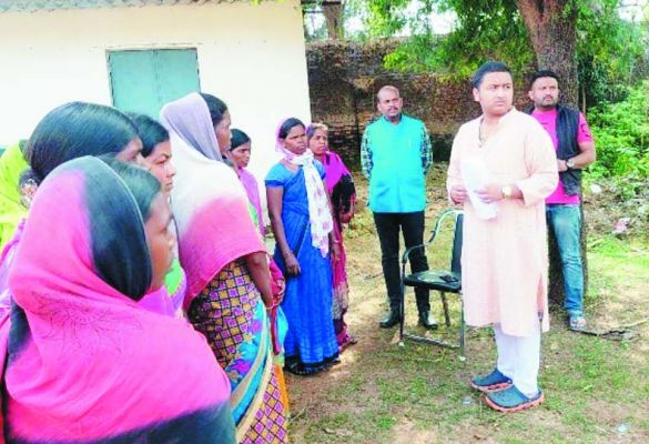 कर्ज से छुटकारा पाने 17 किमी पैदल चल कर जशपुर पहुंचीं कोरवा महिलाएं