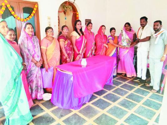 स्वास्थ्य कार्यकर्ता व मितानिनों का सम्मान